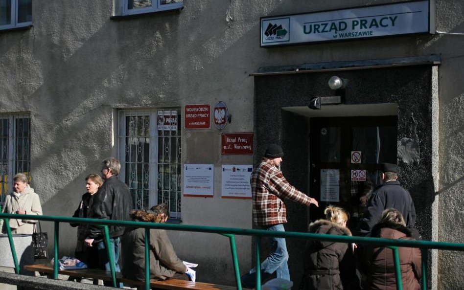 Miejsc pracy nie przybywa, ale spada bezrobocie