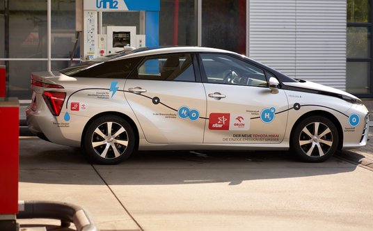 PKN Orlen ma  w Niemczech dwie pilotażowe stacje  do tankowania wodoru. Do 2030 r. koncern chce mieć