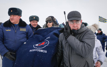 Naziemna obsługa wynosi kosmonautę Siergieja Prokopjewa po lądowaniu jego kapsuły w Kazachstanie