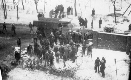 Krzyż górników kopalni Wujek ustawiono już 16 grudnia 1981 r.
