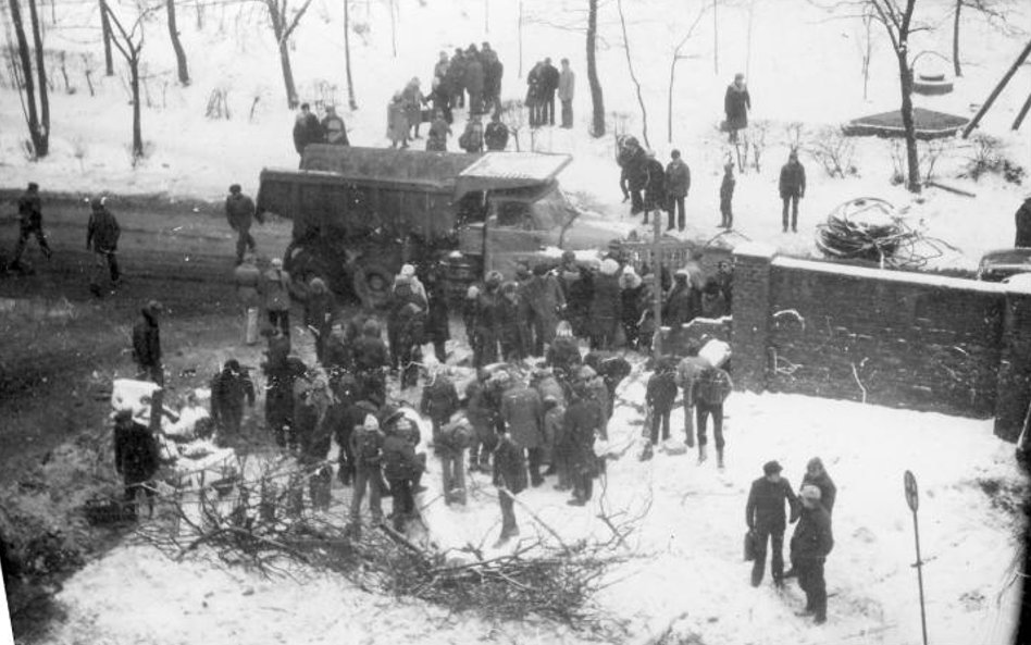 Krzyż górników kopalni Wujek ustawiono już 16 grudnia 1981 r.