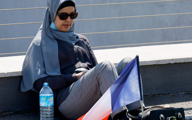 Francuska muzułmanka w oczekiwaniu na wiec wyborczy Emmanuela Macrona w Marsylii