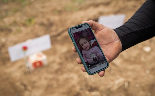 Liban. 34-letni Hussein Saleh pokazuje zdjęcie swojej córki, która została zabita przez wojsko Izrae