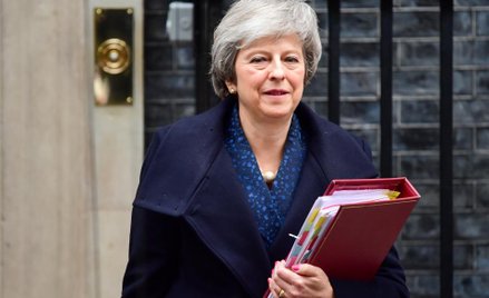 Funt zyskuje, premier May może przetrwać