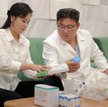 Kim Dzong Un wraz z żoną przygotowują leki dla ofiar epidemii