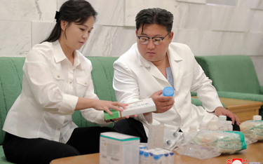 Kim Dzong Un wraz z żoną przygotowują leki dla ofiar epidemii