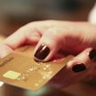 Złote karty kredytowe dostępne były kiedyś jedynie dla najbogatszych klientów banków