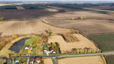 Na zdjęciu działka w Zabłotni, przez którą przebiegać ma linia kolei szybkich prędkości łącząca Wars