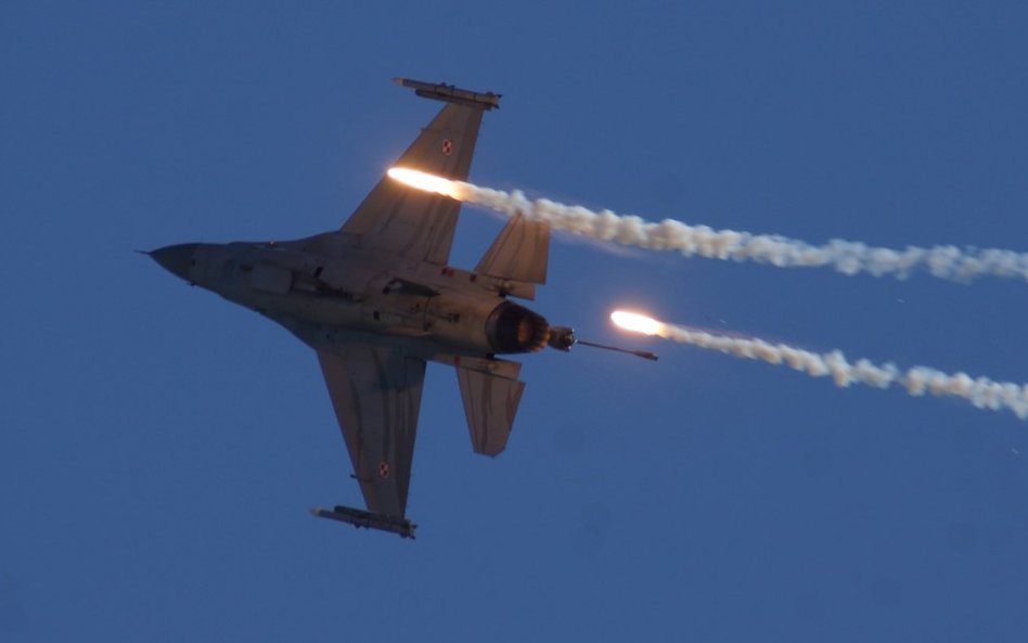 Polski F-16 Jastrząb odpala flary MJU-7A/B. Fot./Łukasz Pacholski.