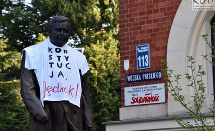 Koszulka z napisem „Konstytucja, Jędrek!” na pomniku Lecha Kaczyńskiego