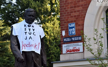 Koszulka z napisem „Konstytucja, Jędrek!” na pomniku Lecha Kaczyńskiego