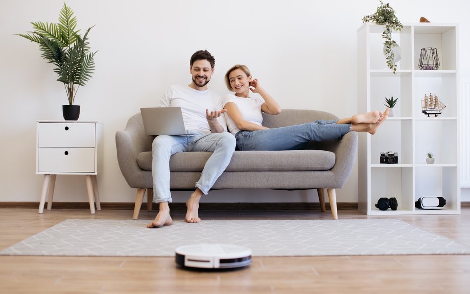 Szczęśliwi posiadacze robotów sprzątających zauważają realną zmianę w domowych nawykach.