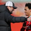 Trener Liverpoolu Jurgen Klopp i obrońca Trent Alexander-Arnold