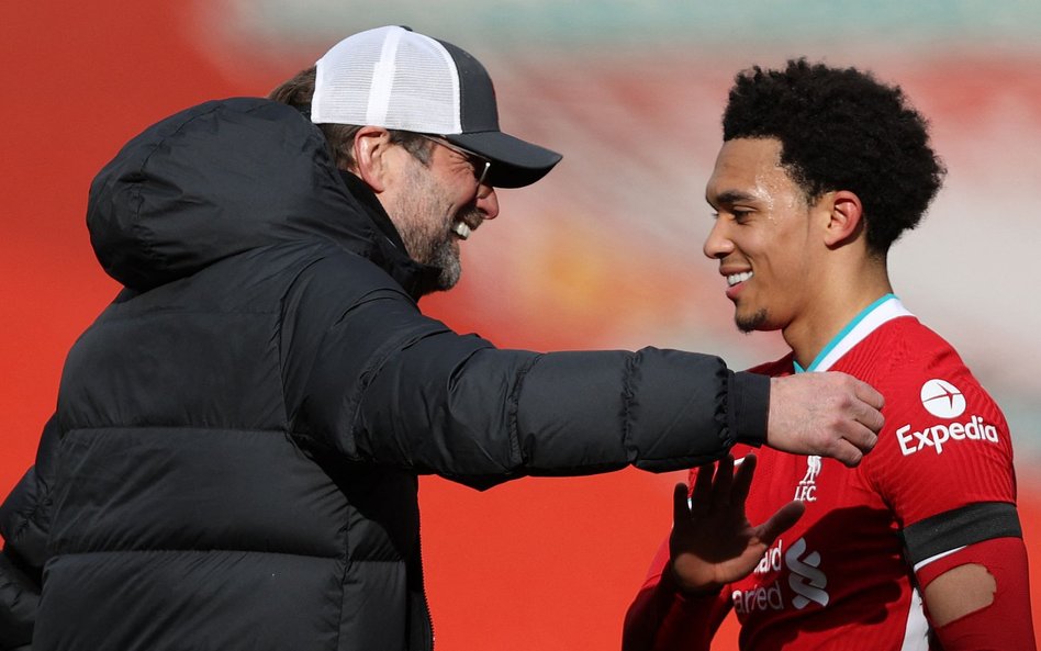 Trener Liverpoolu Jurgen Klopp i obrońca Trent Alexander-Arnold