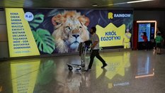 Pasażerowie odbierający bagaże po przylocie na Lotnisko Chopina w Warszawie mogą zobaczyć reklamy bi