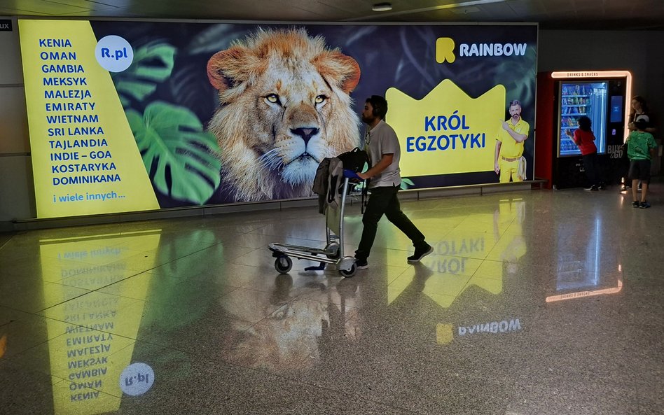 Pasażerowie odbierający bagaże po przylocie na Lotnisko Chopina w Warszawie mogą zobaczyć reklamy bi