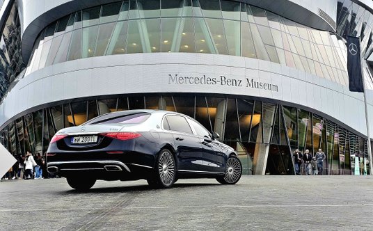 Mercedes-Maybach S580 pod muzeum Mercedesa w Stuttgarcie