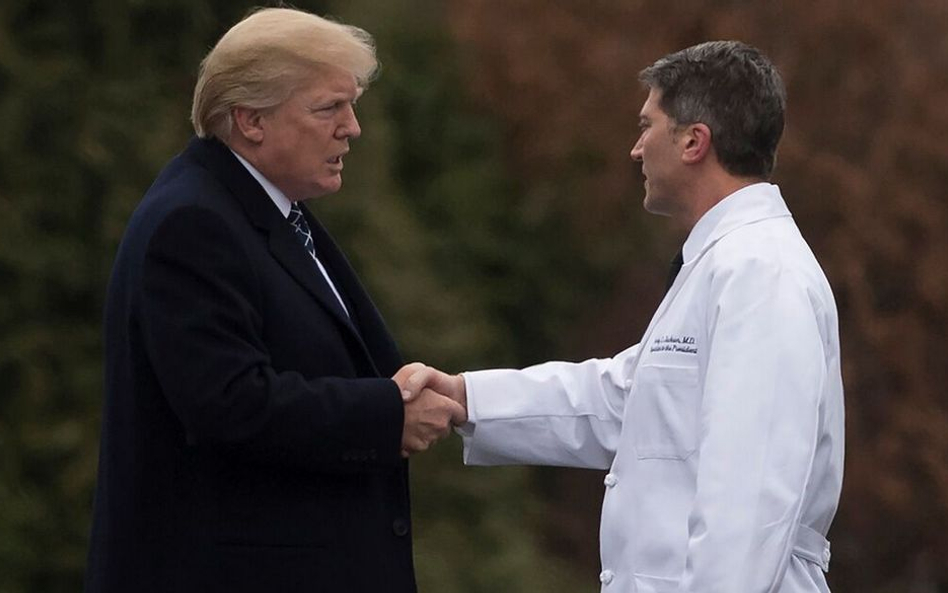 Kontradmirał Ronny Jackson wykazał się lojalnością jako osobisty lekarz prezydenta, teraz Donald Tru