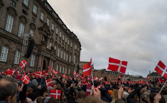 14 stycznia 2024 roku, Duńczycy przed pałacem Christianborg w Kopenhadze świętują ogłoszenie Frydery
