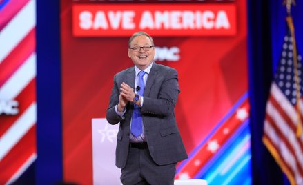 Kevin Hassett (ur. 1962) jest obecnie dyrektorem Narodowej Rady Ekonomicznej i doradcą prezydenta Tr