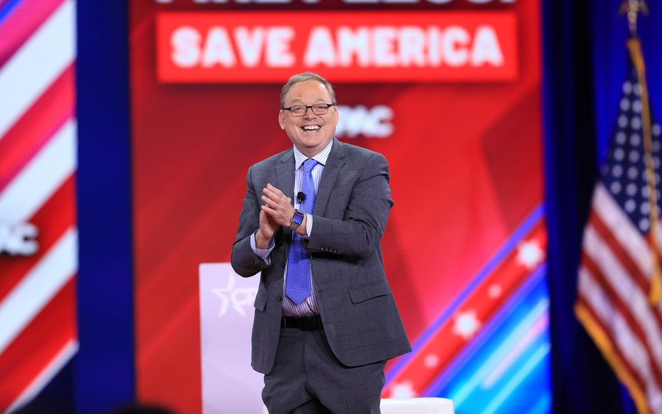 Kevin Hassett (ur. 1962) jest obecnie dyrektorem Narodowej Rady Ekonomicznej i doradcą prezydenta Tr