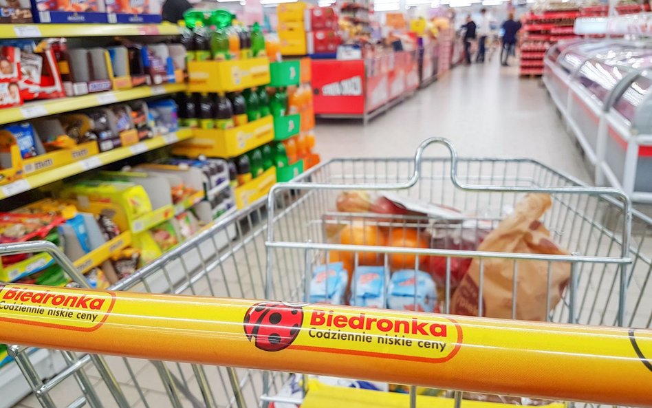 Bakterie salmonella i coli w mięsie z Biedronki. Produkty są wycofywane ze sklepów