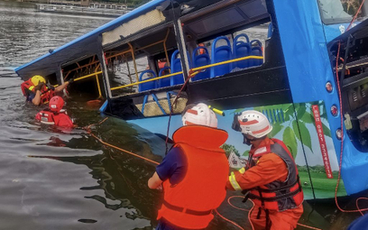 Chiny: Kierowca autobusu celowo wjechał do rzeki. Nie żyje 21 osób