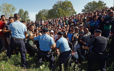 Imigranci syryjscy u bram. Na razie w chorwackim mieście Tovarnik.