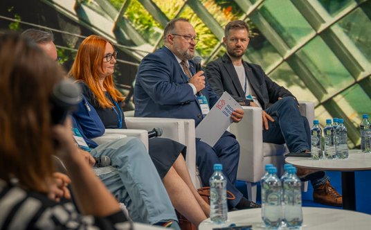 Od lewej: Magdalena Rzeszotalska, Szefowa ds. zrównoważonego rozwoju i ESG Polpharma S.A, Krzysztof 