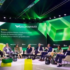 Uczestnicy debaty „Bezpieczeństwo lekowe i konkurencyjność przemysłu farmaceutycznego w nowej rzeczy