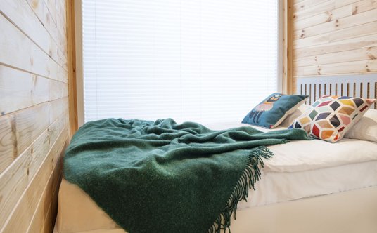 Każda z dwóch sypialni miesci podwójne łózko