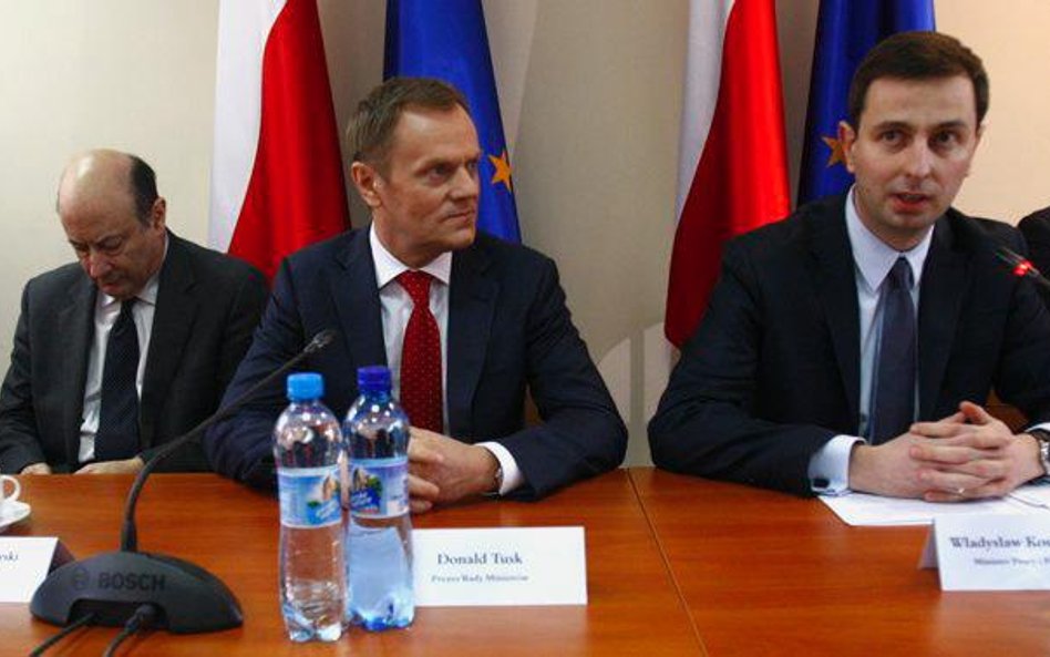 Premier Donald Tusk między ministrami Jackiem Rostowskim i Władysławem Kosiniakiem-Kamyszem
