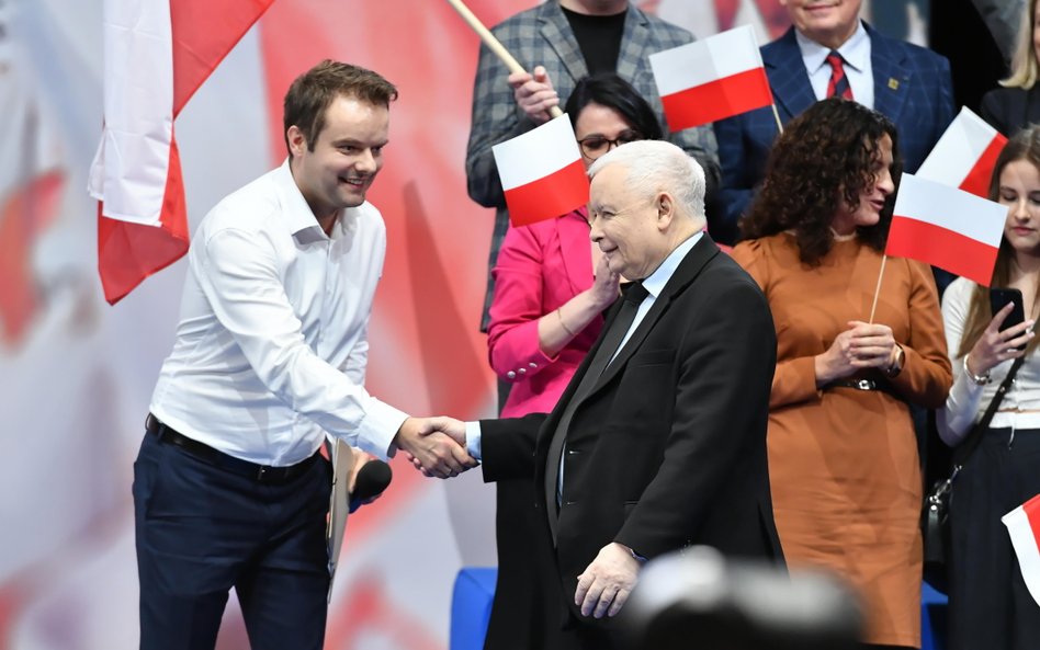 Rzecznik PiS Rafał Bochenek i prezes Jarosław Kaczyński