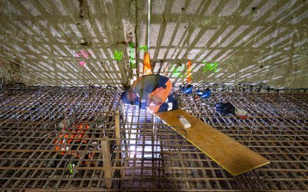 Skomplikowany system zbrojeń grubej na metr płyty fundamentowej wymaga pracy m.in. spawaczy