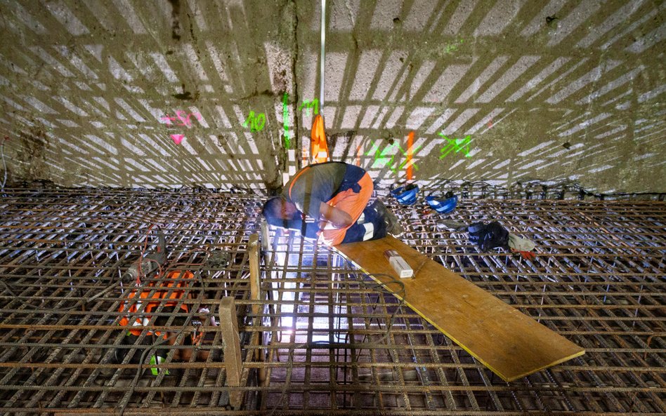 Skomplikowany system zbrojeń grubej na metr płyty fundamentowej wymaga pracy m.in. spawaczy