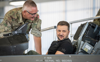 Wołodymyr Zełenski w kabinie F-16, którym Ukraińcy nie będą mogli zaatakować Rosji