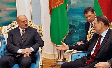 Szef dyplomacji UE Solana chwalił w lutym Łukaszenkę (z lewej)
