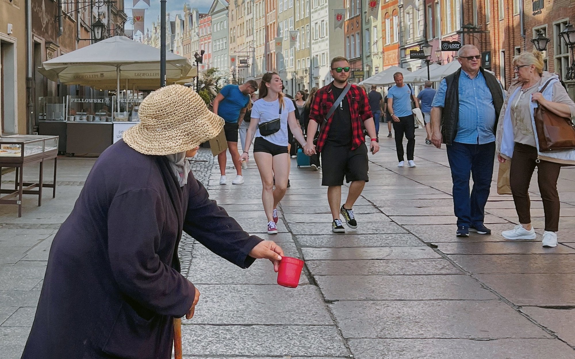 „Zrzutka w sieci legalna, zbieranie w czapkę nie”. Posłowie chcą zalegalizować żebranie