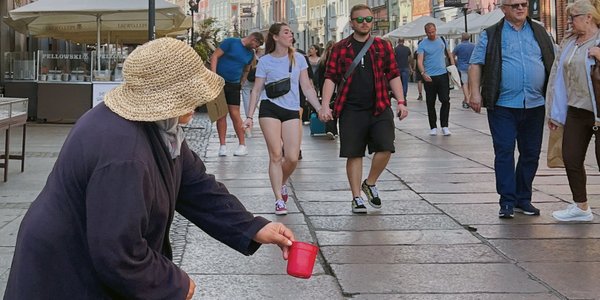 „Zrzutka w sieci legalna, zbieranie w czapkę nie”. Posłowie chcą zalegalizować żebranie