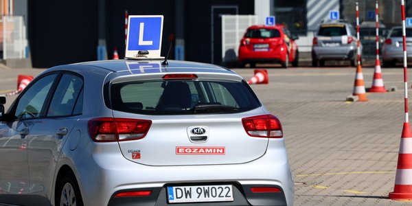 Egzaminatorzy lobbowali za zmianą przepisów — teraz przez nią kursanci niesłusznie oblewają egzaminy na prawo jazdy