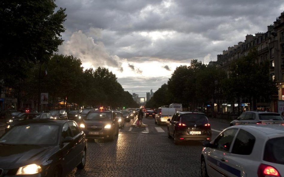 Francja boi się sankcji Brukseli