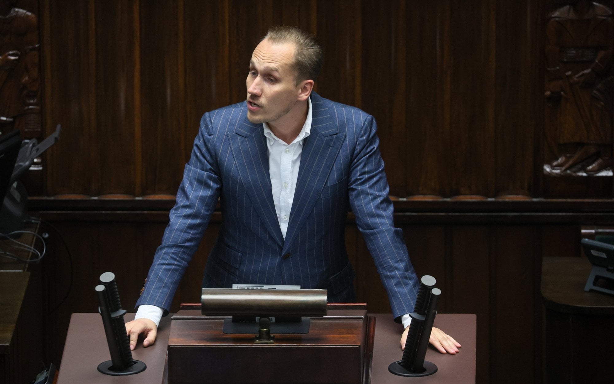 Berkowicz pokazał w Sejmie flagę Izraela ze swastyką. Może zostać ukarany