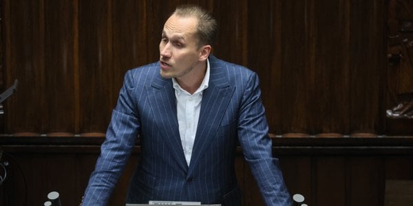 Berkowicz pokazał w Sejmie flagę Izraela ze swastyką. Może zostać ukarany