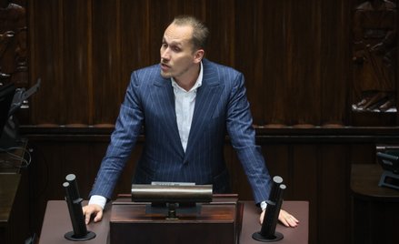 Poseł Konfederacji Konrad Berkowicz na sali obrad Sejmu