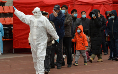 W drodze do punktu testów koronawirusa w 12-milionowym chińskim mieście Tiencin (Tianjin)