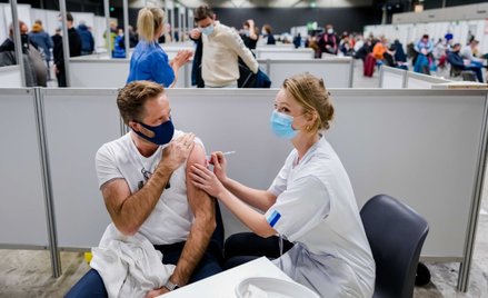 Minister Hugo de Jonge przyjął kolejną dawkę szczepionki 29 grudnia