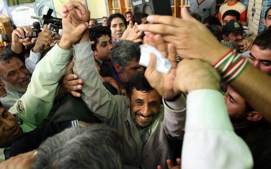 Ahmadineżad cieszy się ze zwycięstwa