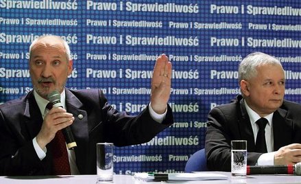 Poseł PiS Antoni Macierewicz (z lewej) wspólnie z prezesem partii Jarosławem Kaczyńskim rozpoczął wc
