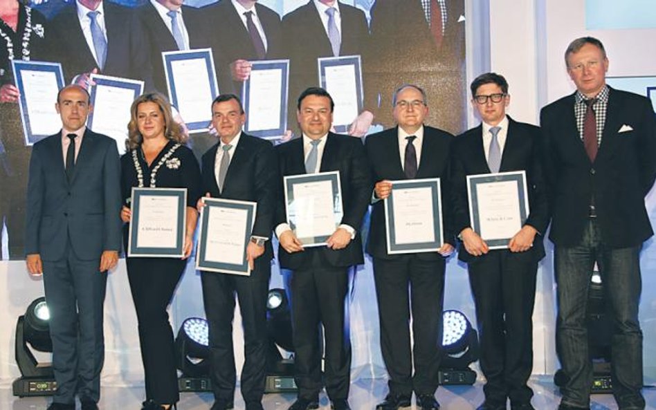 Minister sprawiedliwości Borys Budka (od lewej) oraz laureaci naszej kategorii transakcyjnej: Agnies