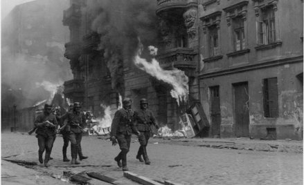 Fotografia z raportu Stroopa – płonące kamienice w czasie powstania w getcie warszawskim. Oryginalny